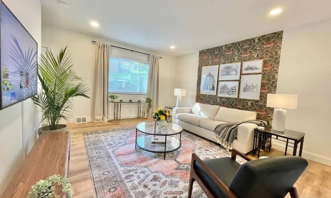 Green Tree House | Luxe South Hills Home ❈ Free Parking ❈ Central