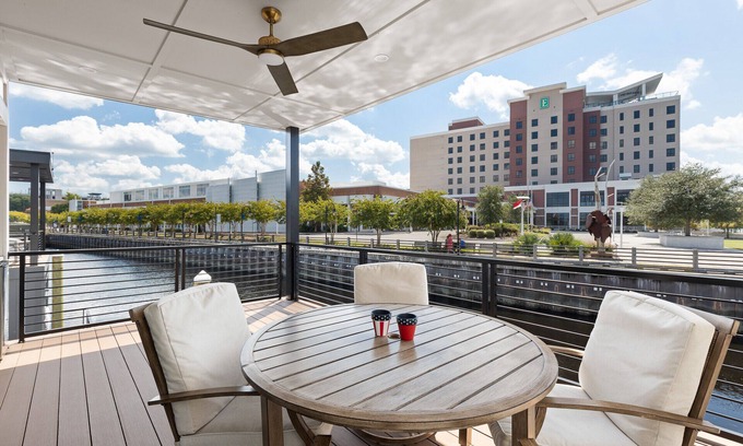 Downtown Wilmington Apartment | Luxe @ The Cove Riverwalk Villas