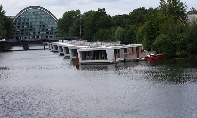 Hamm Boat Rental | Luxury houseboat centrally in Hamburg with a clear view