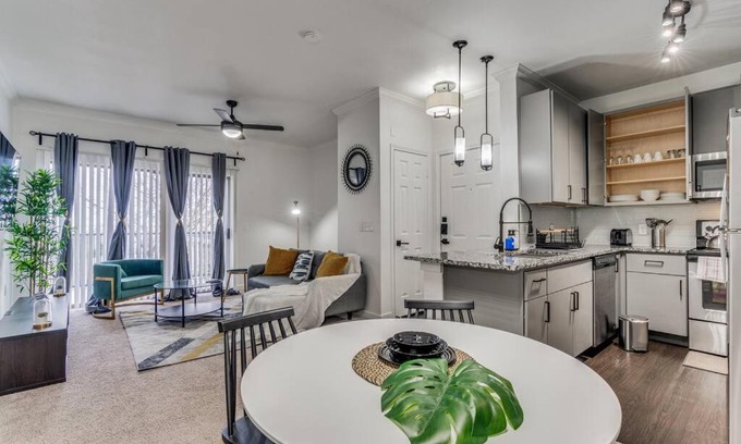 McNeil Apartment | Luxurious 2BR+Resort Style Pool 5 min to Domain