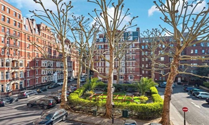 Campden Apartment | Luxurious 3BR Apartment in Kensington Walk to High Street
