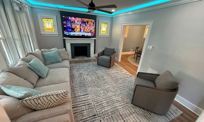 Marshall-Shadeland House | Luxurious 4/3 Entire Home w Fenced Yard, Deck, Grill Pittsburgh, PA