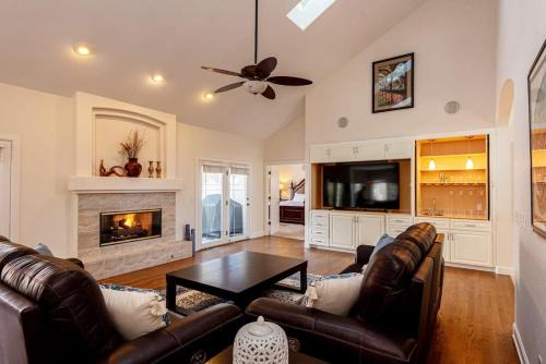 Arapahoe Ridge House | Luxurious 4BR Retreat - Pool Table & Chic Amenities