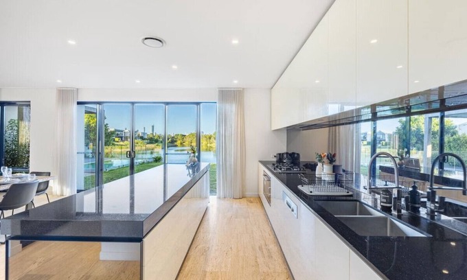Mermaid Waters House | Luxurious 4BR Waterfront Retreat in Mermaid Waters