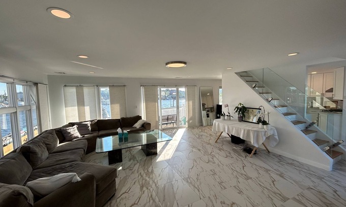 Sheepshead Bay House | Luxurious Amenity Filled Water-Front Home in Family Friendly Neighborhood.