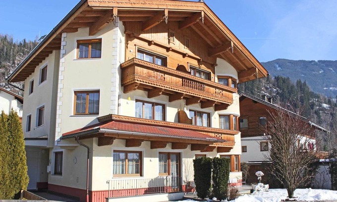 Stumm Apartment | Luxurious Apartment in Kaltenbach with Sauna