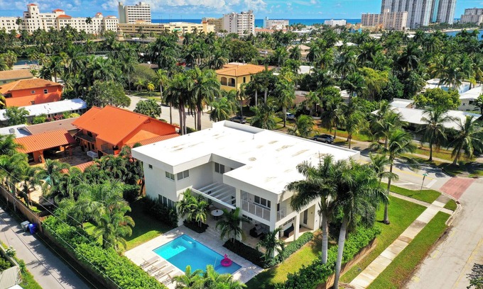 Hollywood Lakes Villa | Luxurious Beach Retreat w/Heated Pool&Basketball