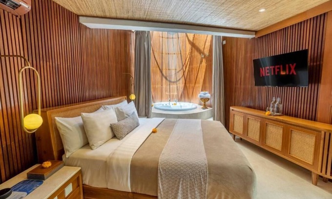 Seminyak Villa | Luxurious Bedroom W/ Jacuzzi Inc BF In Seminyak