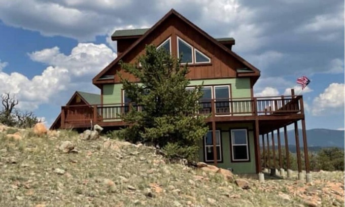 Indian Mountain House | Luxurious Cabin Along the Tarryall Creek