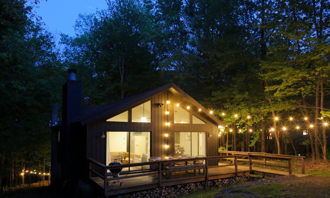 Lake Ariel Cabin | Luxurious Cabin by Ski & Lake w/ Community Pool