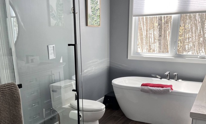 Lac Sainte-Marie Ski Chalet | Luxurious Chalet with sauna steps from MSM