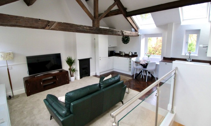 Almondbury Cottage | Luxurious cosy cottage in peaceful rural location