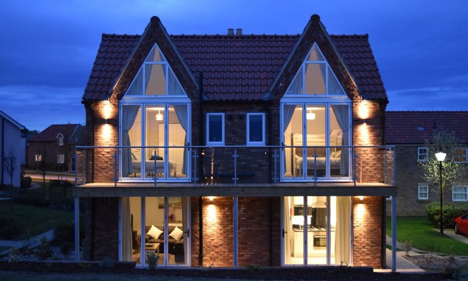 Filey Cabin | Luxurious Cottage, Oyster Cottage with lake & Meadow views, The Bay Filey