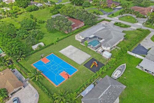 Davie House | Luxurious Estate 8BR w Heated POOL & GAMEROOM - 24 Guests