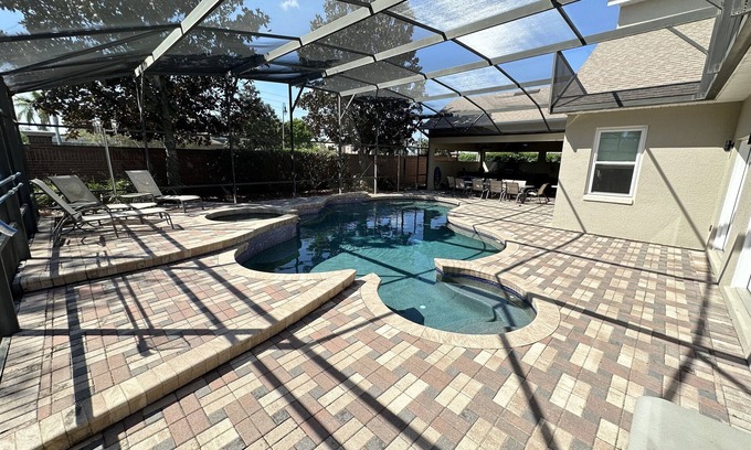 West Kissimmee House | Luxurious Getaway Pool Hot Tub Theater Gym Outdoor Kitchen BBQ 2 Miles to Disney