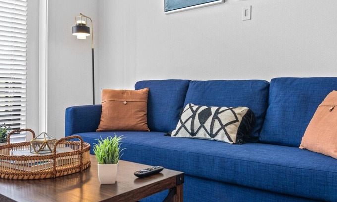 West Oak Hill Apartment | Luxurious New Unit|1Bd1Ba|Pool, Golf Sim