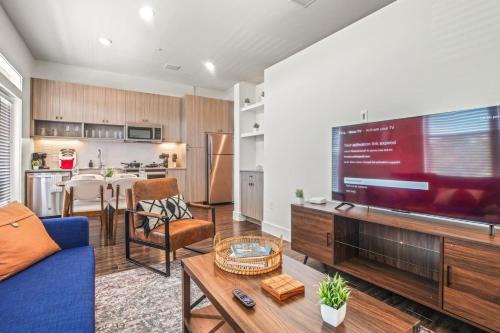 West Oak Hill Apartment | Luxurious New Unit Studio 1Ba Pool, Golf Sim
