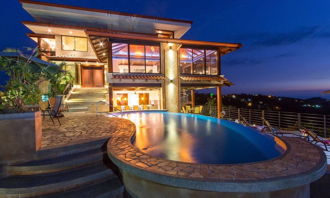 Valle Pura Vida Villa | Luxurious, Private Chef, Mesmerizing views, lots of WILDLIFE
