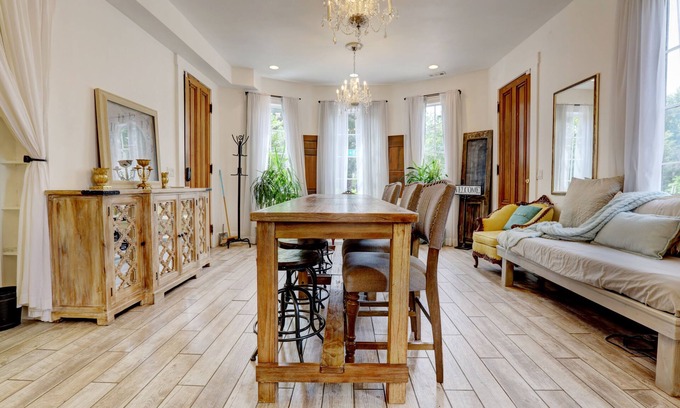 Clifton House | Luxurious Private Unmatched Location 10 Bed Washer/Dryer Safe Fast Wifi Walkable