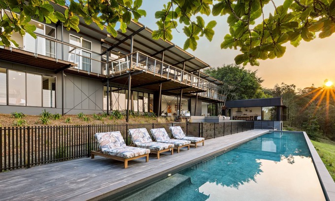 Brookfield House | Luxurious retreat on acreage, 12 k's from the city. Large family friendly!!