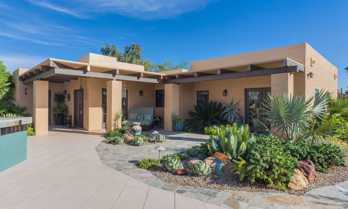 South Scottsdale House | Luxurious Scottsdale Home Convenient to Everything!