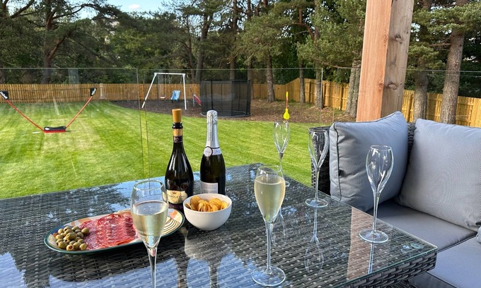 Carrbridge House | Luxurious, spacious 4 bed lodge in Carrbridge with large private garden-sleeps 8