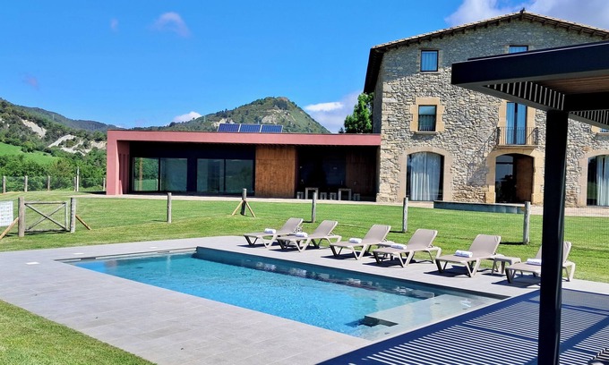 Vic Villa | Luxurious three floors holiday home with huge garden, swimming pool and jacuzzi