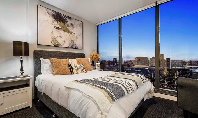 Docklands Apartment | Luxurious Urban Retreat with Stunning Views