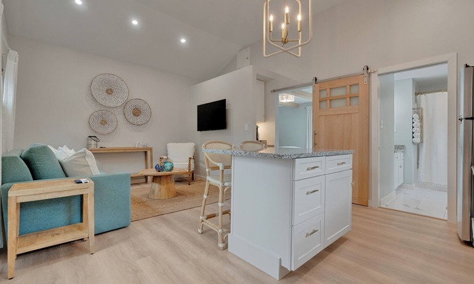 Old Orchard Beach Cottage | Luxury 1 bed/1 bath cottage with WiFi, Fire pit, 10 min walk to beach in OOB