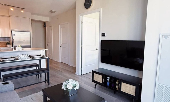 Hurontario Condo | Luxury 1+Den, Balcony, City View, Free Parking