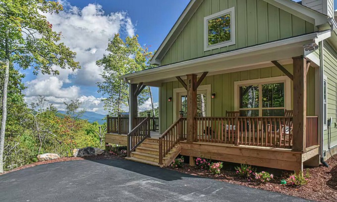 Black Mountain House | Luxury 2 Bedroom, Mountain Views, Hot Tub, Hiking