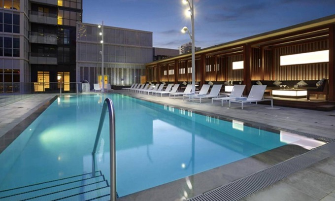 Toronto Entertainment District Hotel | Luxury 2 Beds close to Rogers Centre CN Tower Scotia Arena & Free Parking