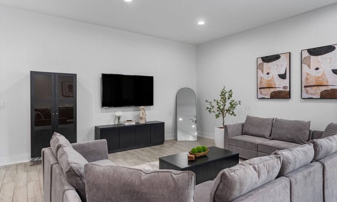 University Hills and Windsor Park House | Luxury 24 Ppl Group Retreat w/4 Kitchens, Backyard, Balcony + 10-Car Parking