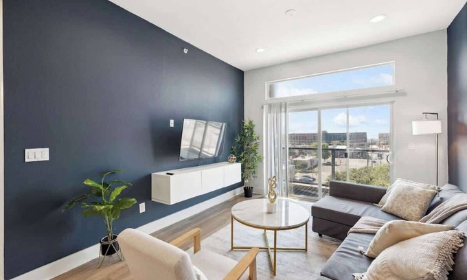 Deep Ellum Apartment | Luxury 2BD | DT Deep Ellum | 7 Beds | Free Parking