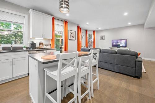 Highland Park Apartment | Luxury 3BR apt in Boston with Roku TV