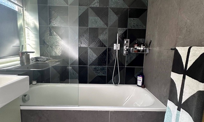 Cricklewood House | Luxury | 3x King Beds | Garden | Free Parking | Air Con