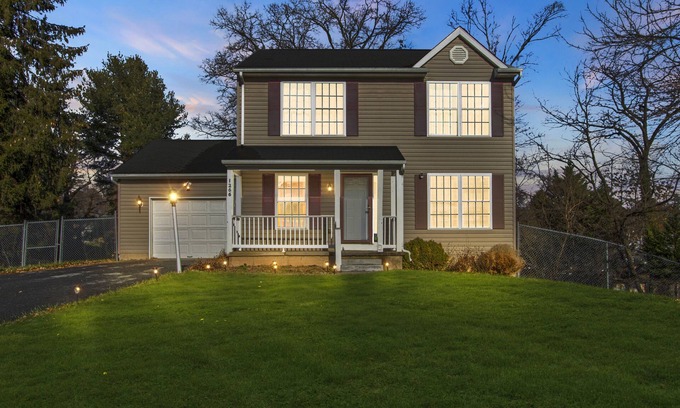 Baltimore House | Luxury 4 bed King Suite! Mins to Towson!