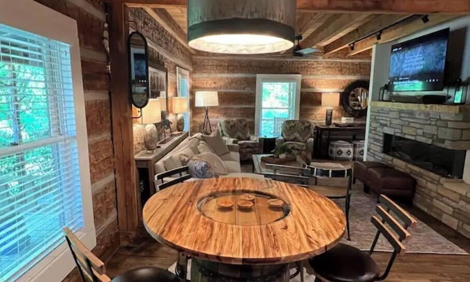 Waddy Cabin | Luxury 4 bedroom Log Cabin on 32 acres only 10 minutes from Frankfort, KY
