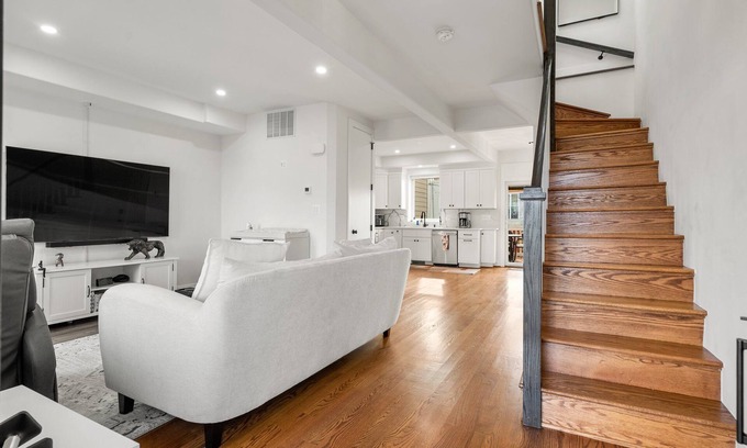 Hill East House | Luxury 4 BR Capitol Hill Home, Steps to Metro, Walk to Capitol and DC Landmarks