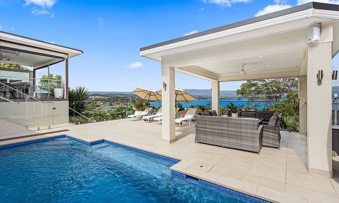 Mount Warrigal House | Luxury 5 B/R House with Pool, Lake & Beach