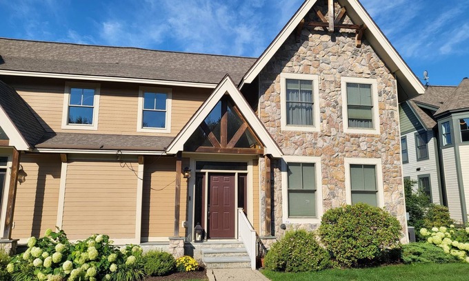 West Dover House | Luxury 5 bedroom ski house- 5 min from slopes