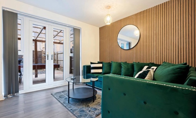 Birmingham City Centre House | Luxury 5 bedroom Townhouse with pool table and FREE Parking