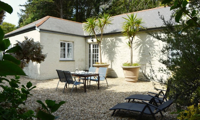 Helston Cottage | Luxury 5-star cottage near the Cornish coast on the Bonython Estate, Lizard Peninsula