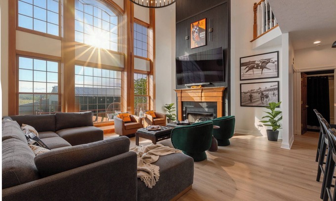 Bloomfield House | Luxury 5BR Estate: Bourbon Bar, Spa, Pool, 100"TV Cinema, 12 mins to Bardstown