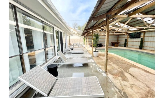 Indian Oaks House | *Luxury 5mi Domain 6Rms3 bath/Pool/HotTub/Foosball