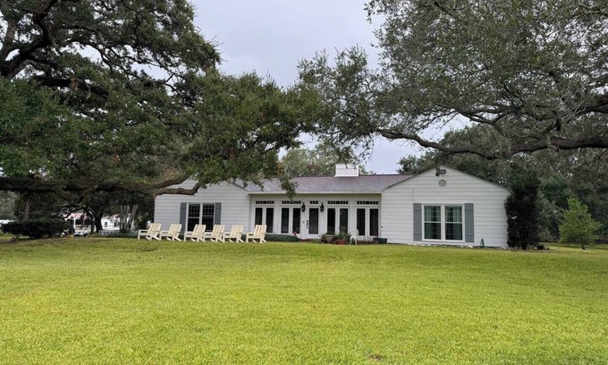 Missouri City House | Luxury 6 Bedroom Vintage Estate home sitting in 11 Acres inside Sienna