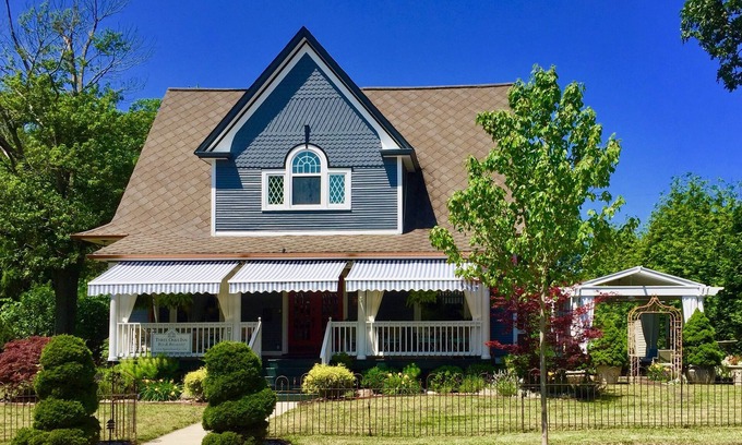 Three Oaks House | Luxury Accommodations for 14 Guests Near Journeyman Distillery and More!