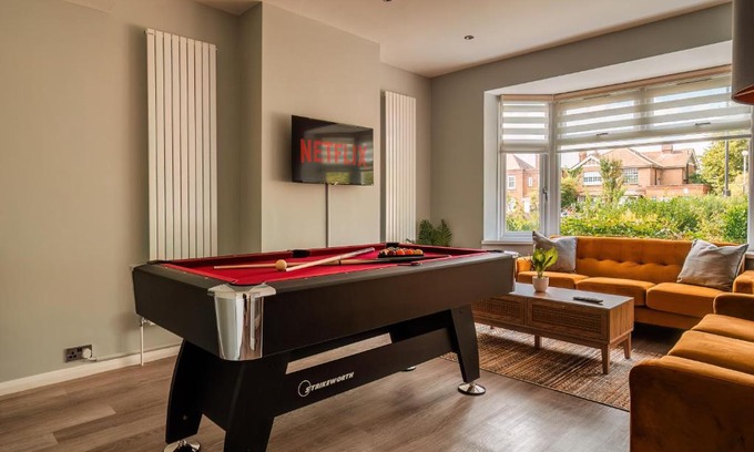 Enfield Lock House | Luxury Affordable Business Stay With Pool Table