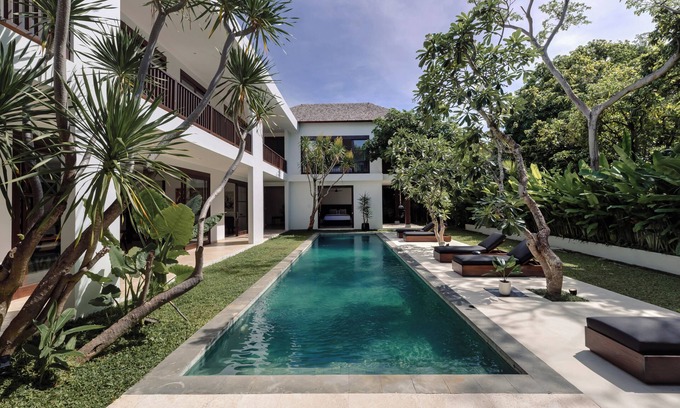 Petitenget House | Luxury Amara Pradi Chef and Staff included lvid5