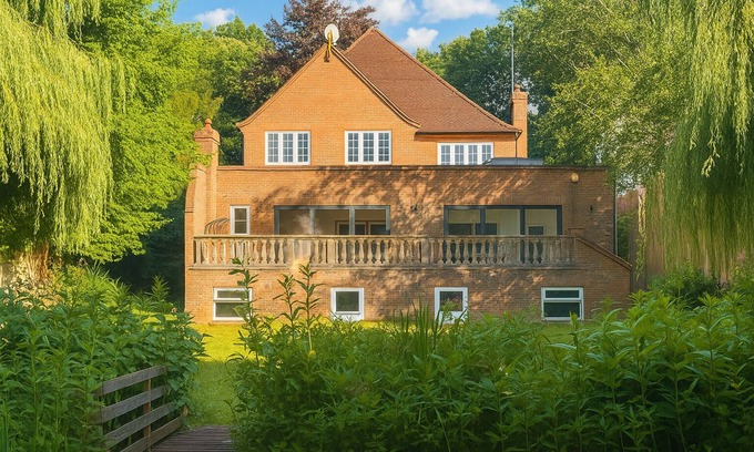 Sunningdale House | Luxury Ascot Escape- Indoor Hydro Pool & Wellness Spa
